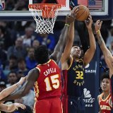Clint Capela (en rouge) et les Hawks ont été dominés par les Warriors. KEYSTONE/AP/Godofredo A. Vásquez